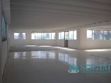 Foto Locale commerciale a Settimo Milanese Centro di 1240 m² con 2 locali
