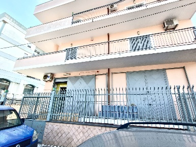 Foto Attività commerciale a Casoria di 133 m² con 3 locali in affitto