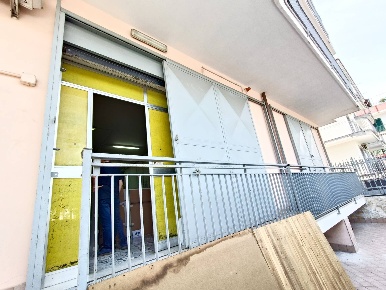 Foto Attività commerciale a Casoria di 133 m² con 3 locali in affitto