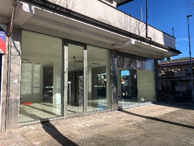 Foto Locale commerciale in via bianchi, San Benedetto del Tronto di 196 m²