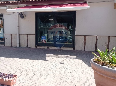 Foto Locale commerciale in via francavilla, Taormina di 102 m² con 1 locali