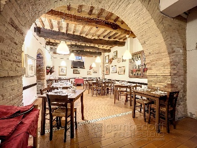 Foto Attività commerciale a Urbino Centro di 250 m² con 5 locali in vendita