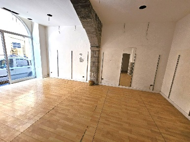 Foto Locale commerciale in Via Saffi, Viterbo Sacrario - Piazza della Rocca