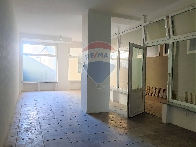 Foto Locale commerciale in via Ponzanino, Trieste San Giacomo di 71 m²
