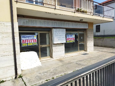 Foto Locale commerciale a Chieti di 80 m² con 2 locali in affitto