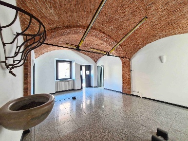 Foto Negozio in Via crosti, Tradate Centro di 135 m² con 3 locali