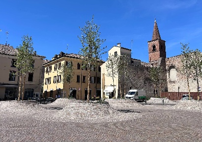Foto Negozio in Via Cortevecchia, Ferrara Centro Storico di 21 m²