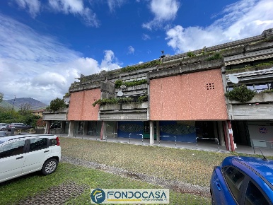Foto Locale commerciale a Iseo Centro di 150 m² con 2 locali in vendita