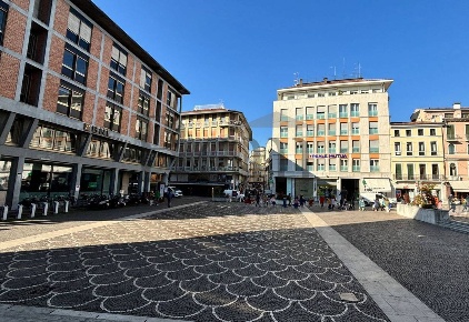 Foto Locale commerciale in Piazza della Borsa, Treviso Piazza dei Signori