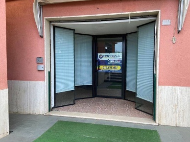 Foto Locale commerciale in Viale Europa, Pietra Ligure Centro di 80 m²