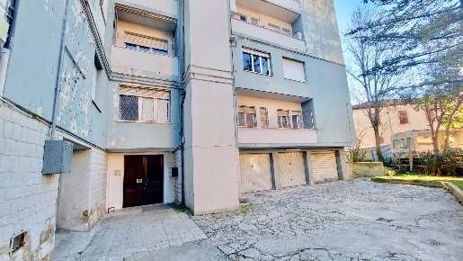 Foto Ufficio in VIA SERRALOGGIA, Fabriano Centro di 249 m² con 12 locali