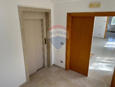Foto Ufficio in Via Puglia, Acquaviva delle Fonti di 208 m² con 7 locali