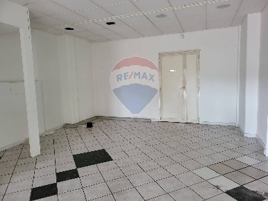 Foto Negozio in VIA ETNEA, Gravina di Catania Centro di 57 m² con 2 locali