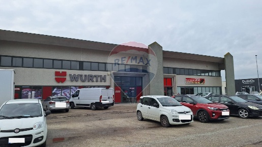 Foto Locale commerciale in Via Giorgio Vasari, Foligno di 900 m² in vendita
