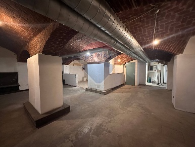 Foto Negozio in Via Grado, Torino Gran Madre - Crimea di 424 m² in vendita