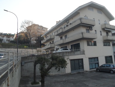 Foto Locale commerciale in Piazza Dari, Folignano Centro di 53 m²