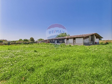 Foto Locale commerciale in Via Pieve, Pieve Porto Morone di 450 m²