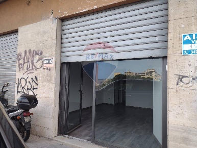 Foto Locale commerciale in Via Giuseppe Verdura, Catania Ballo - Cibele