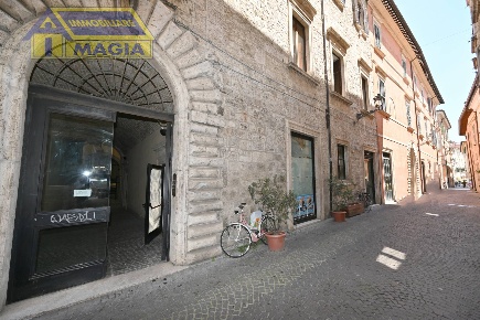 Foto Locale commerciale a Ascoli Piceno di 107 m² con 2 locali in affitto