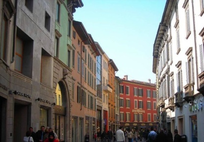 Foto Negozio in via XX Settembre, Bergamo Centro di 270 m² con 3 locali