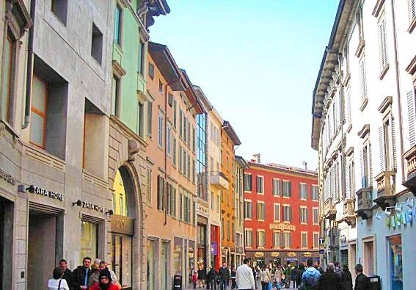 Foto Negozio in via XX Settembre, Bergamo Centro di 270 m² con 3 locali