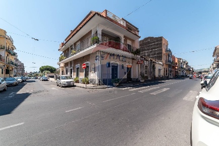 Foto Locale commerciale in Via Palermo, Catania di 95 m² con 2 locali