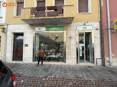 Foto Locale commerciale in Corso del popolo, Monfalcone Centro di 110 m²