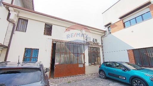 Foto Locale commerciale in Via Don Alfredo Chiudaroli, Capriolo di 240 m²