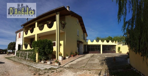 Foto Agriturismo in contrada magnola, Ripatransone di 320 m² con 5 locali