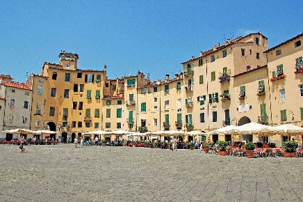 Foto Negozio a Lucca Piazza Napoleone - San Michele di 172 m² con 2 locali