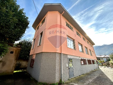 Foto Locale commerciale a Darfo Boario Terme Centro di 498 m² con 6 locali