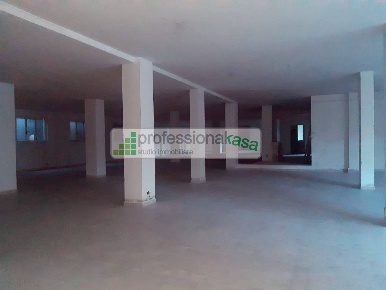 Foto Locale commerciale in Centrale Commerciale, Vasto di 1460 m²