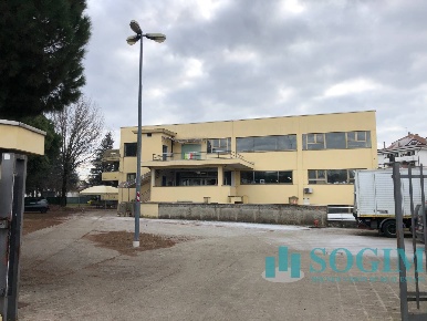 Foto Locale commerciale in statale sempione, Busto Arsizio di 3000 m²