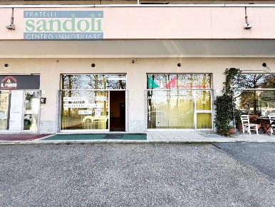 Foto Locale commerciale in Corso XXVI Aprile, Vercelli Semicentro di 95 m²