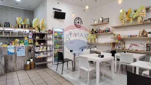Foto Attività commerciale in Via Honorati, Montemarciano di 80 m²
