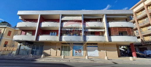 Foto Locale commerciale in Via del Circuito, Pescara Ospedale di 90 m²