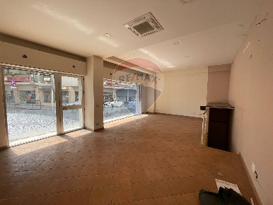 Foto Locale commerciale in Corso Vittorio Emanuele, Benevento di 54 m²