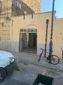 Foto Negozio in Piazza Nasce', Palermo Borgo Vecchio di 57 m² con 2 locali