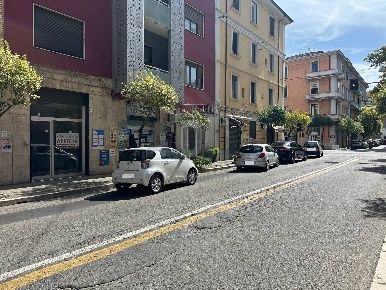 Foto Locale commerciale in via monte santo, Cosenza di 70 m² con 1 locali