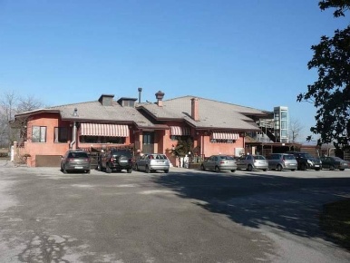 Foto Locale commerciale a Montereale Valcellina di 1500 m² con 14 locali