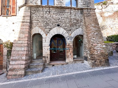 Foto Locale commerciale in via fontebella, Assisi Centro Storico di 62 m²