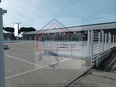 Foto Negozio in via san francesco a patria, Giugliano in Campania di 400 m²