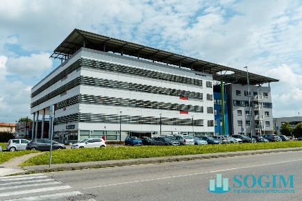 Foto Ufficio in via Volta, Desio di 270 m² con 6 locali in vendita