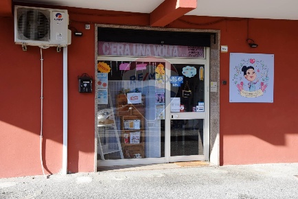 Foto Negozio in Viale Manzoni, Pomezia Pomezia Centro di 79 m² con 3 locali