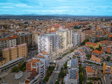 Foto Locale commerciale in Via Renzo Mossa, Sassari di 492 m² con 3 locali