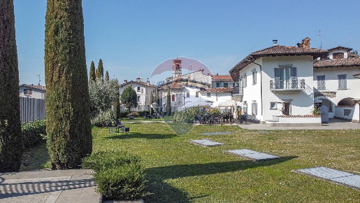 Foto Locale commerciale a Villa di Serio di 450 m² con 18 locali in vendita