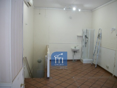 Foto Negozio in via g. a. badoero, Roma Garbatella di 70 m² con 2 locali