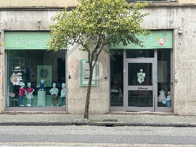 Foto Locale commerciale in via Monte Santo, Cosenza Centro di 150 m²
