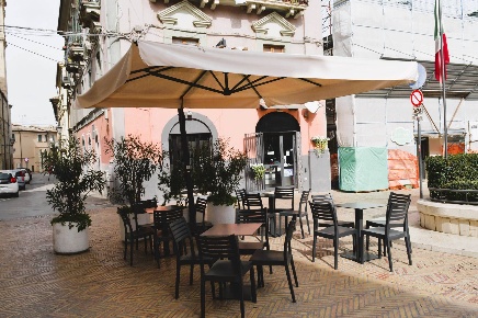Foto Locale commerciale in Via Piazza Caprioli, Vasto di 70 m² con 1 locali