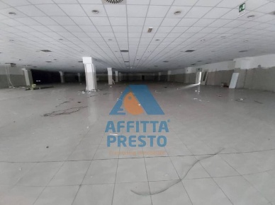 Foto Attività commerciale a Cascina di 9000 m² in vendita